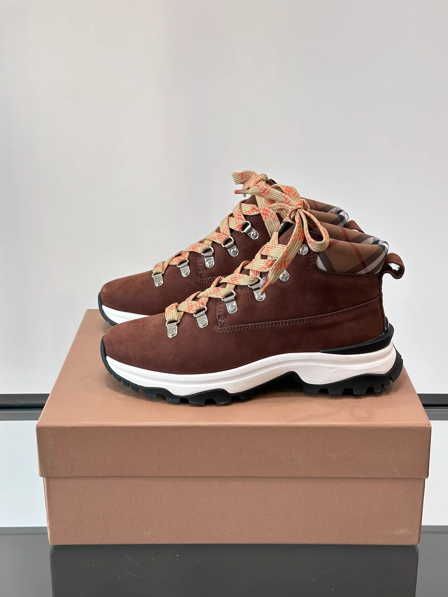 Men's shoes 💰800 ◾️▫️Burberry 2024🆕Ss men's classic high-top thick-soled sneakers, made of first-grain cowhide and decorated with the new brand logo. First-layer cowhide foot pads, the heel is decorated with Burberry lettering embossed logo, and the original TPU outsole! Size: 39-44 (customized at 38.45)